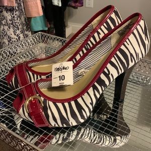 BNWT Mossimo from Target Danae zebra pumps with red accents size 10